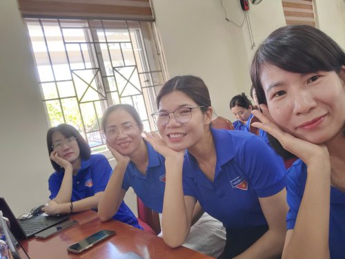 A group of women in blue shirts

Description automatically generated